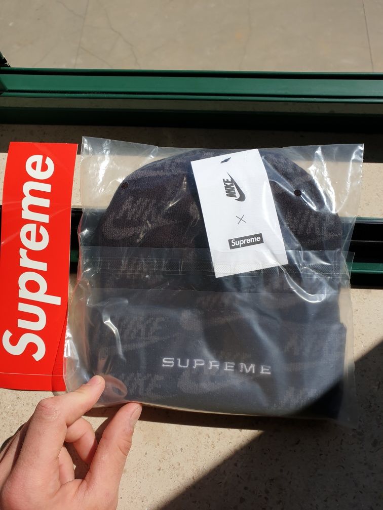 Gorro Nike x Supreme