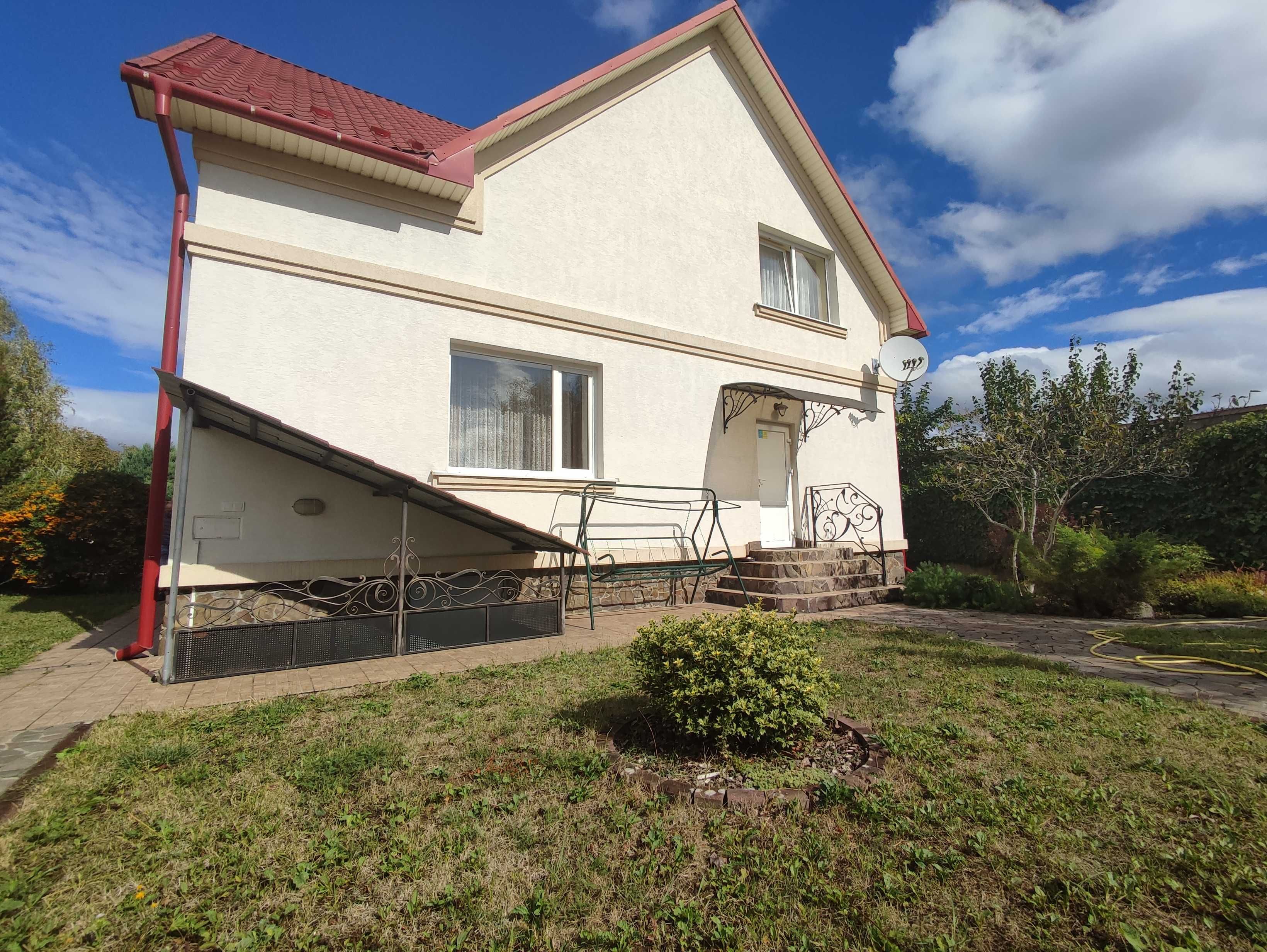 Продається затишний та просторий будинок.