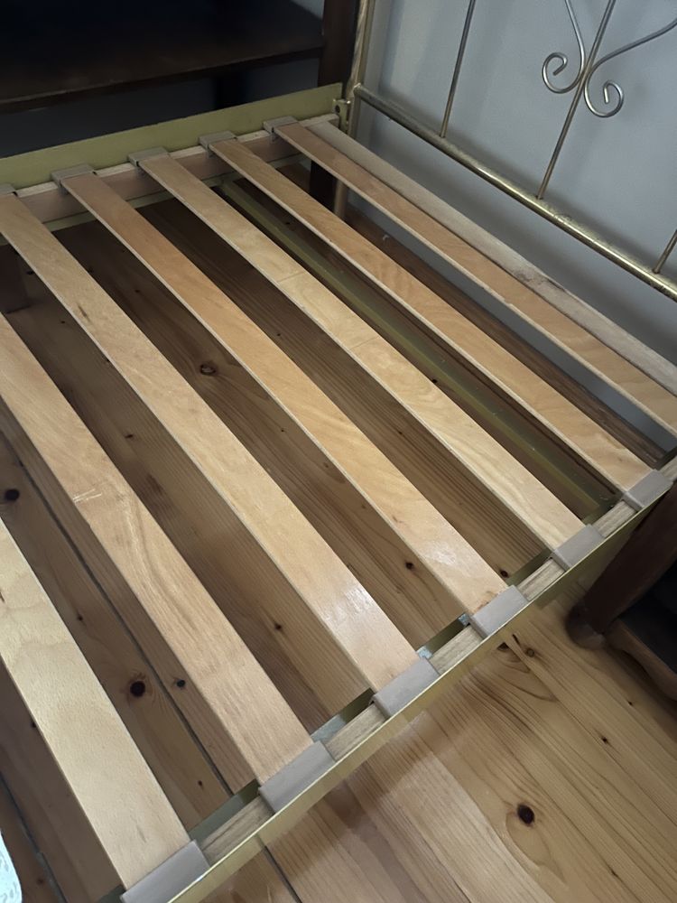 Łóżko 90x200 z materacem i stelażem