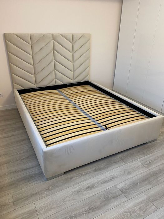 Łóżko tapicerowane jodełka panele glamour beż jasne welwet welur łoże