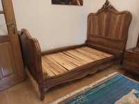 Stare drewniane łóżko w stylu Ludwika