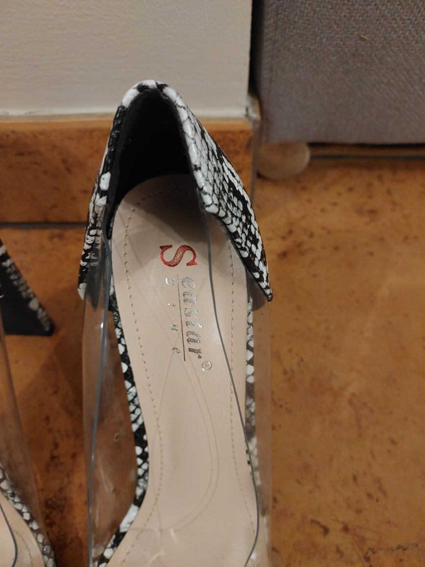 Buty na słupku panterka