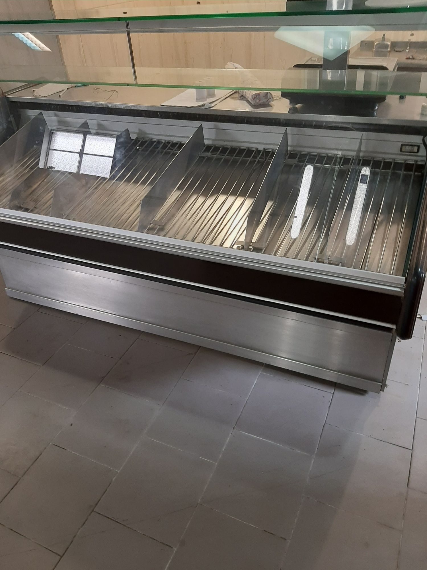 Vendo  vitrina com grades e separadores em inox e vitrina também  com