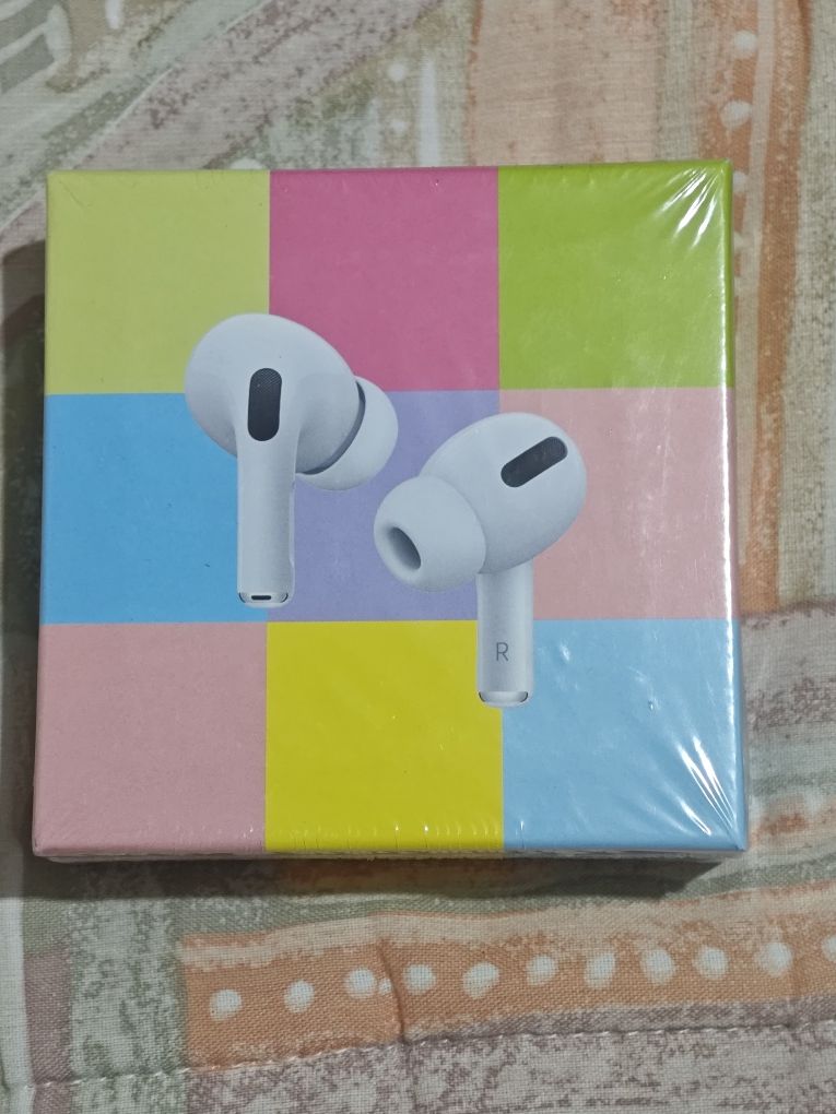Earbuds selados.