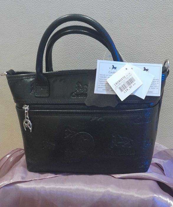 Mala em pele nova com etiqueta de marca Cavalinho