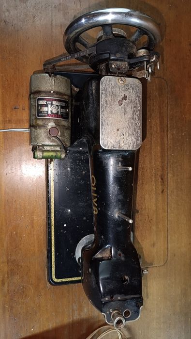 Máquina de costura antiga Oliva - PARA DESOCUPAR