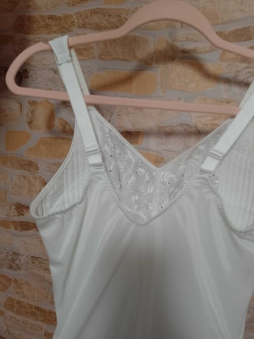 (44/XXL)(100B) Ekskluzywne, białe, haftowane Body modelujące z Londynu