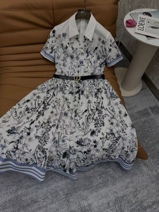 Długa sukienka z digital printem – stylowa i elegancka