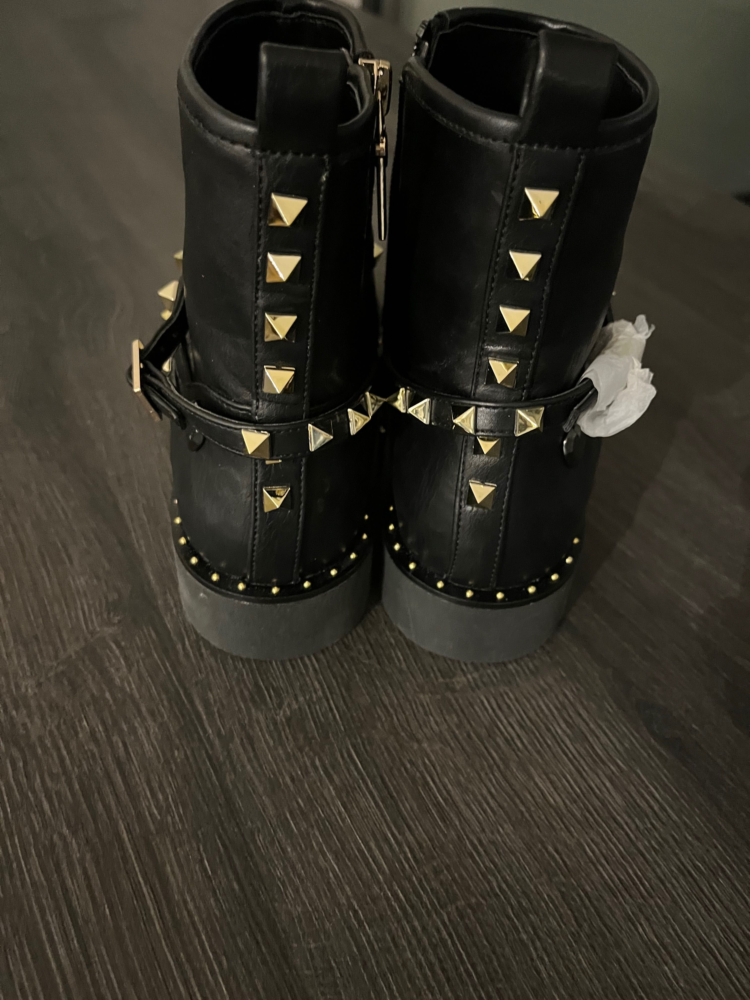 Buty damski Twinset czarne z ćwiekami złotymi.