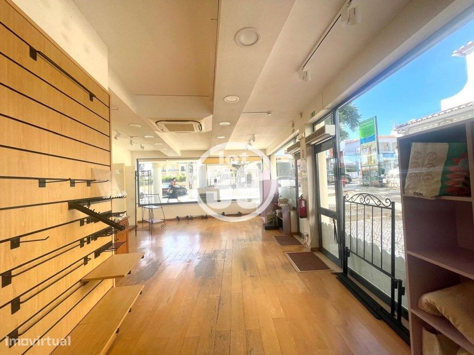 Loja com rés do chão e cave na avenida Sá Carneiro.