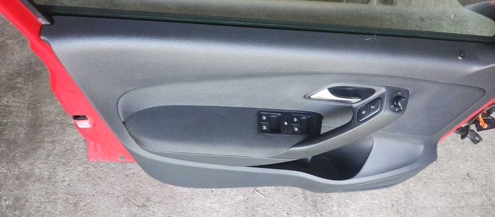 Drzwi przód tył prawe VW Polo R6
Kod lakieru: LP3G