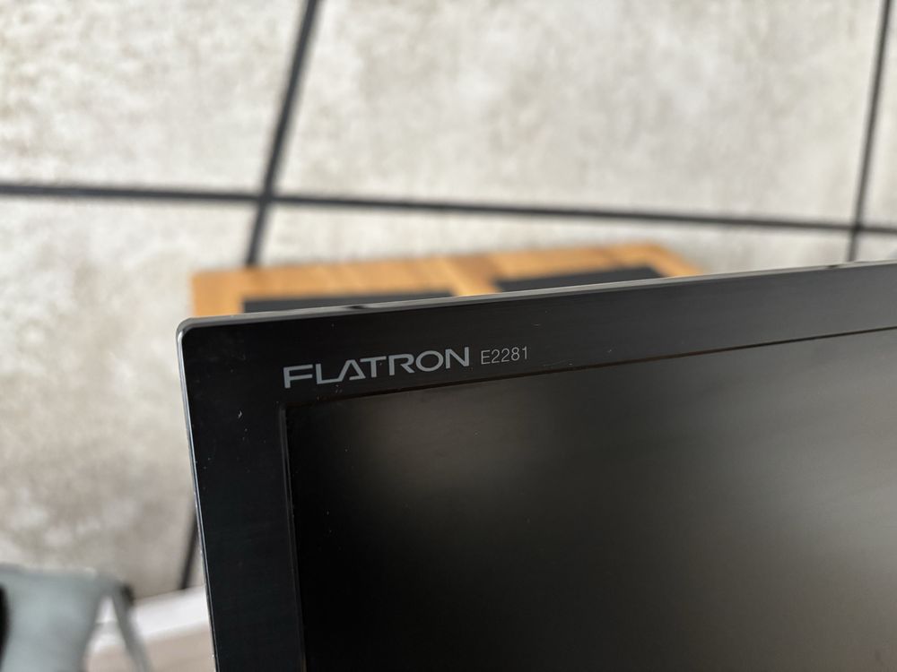 Monitor super cieki flatron E2281 xbox ps5
