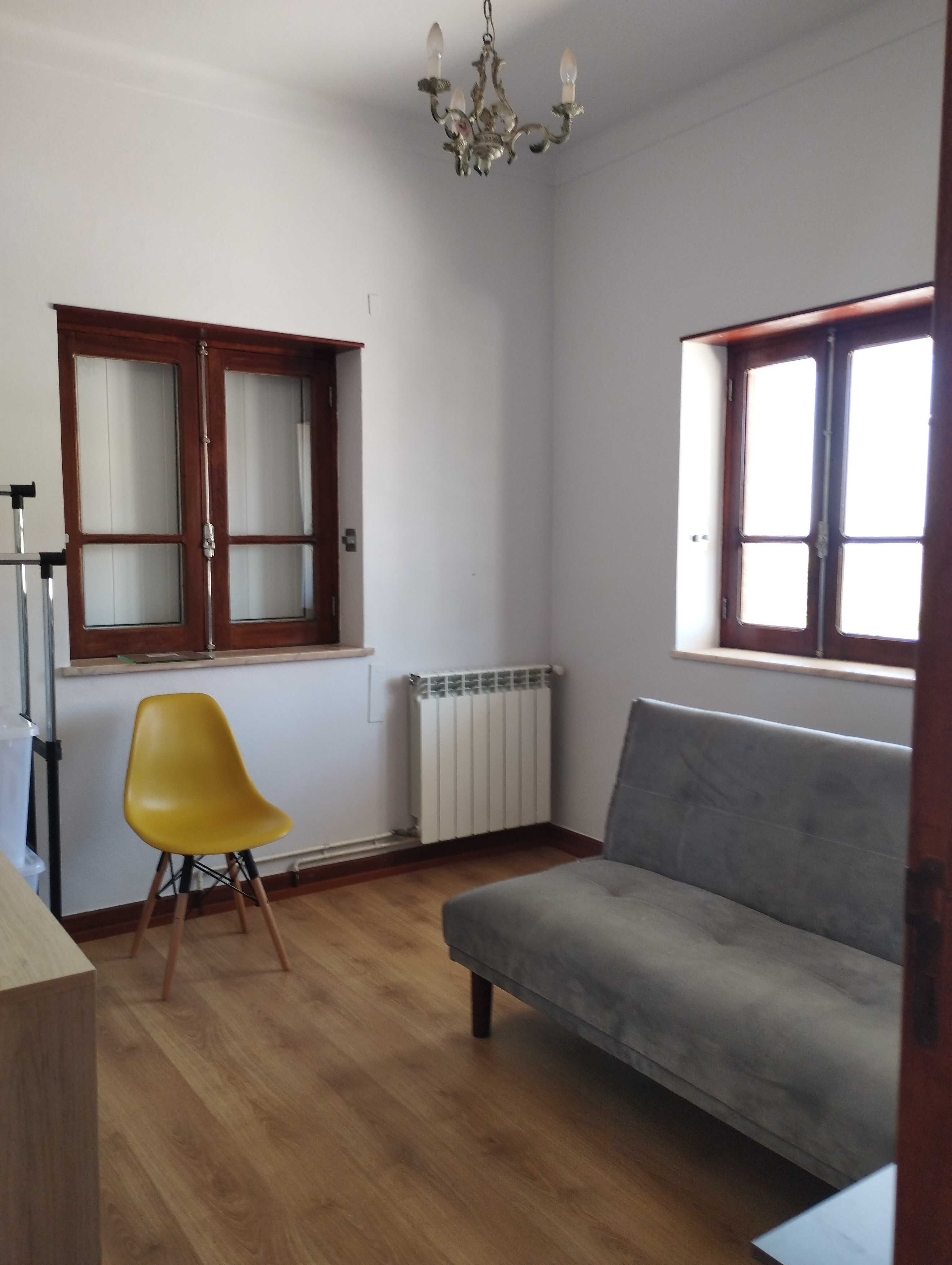 Moradia de dois pisos com 290 m2, em terreno de 1700 m2.