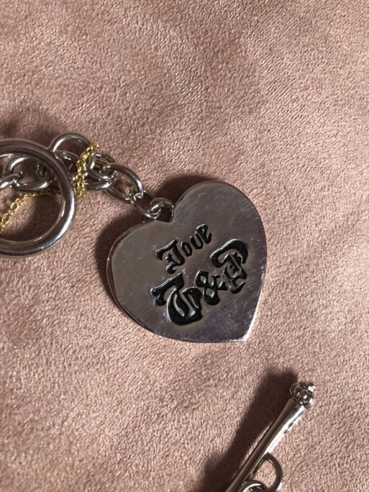 JUICY COUTURE - Pulseira com corações e corrente dourada