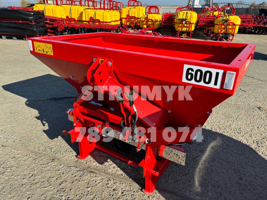 Rozsiewacz nawozów dwutalerzowy 400 - 1600 plandeka/hydraulika/STRUMYK