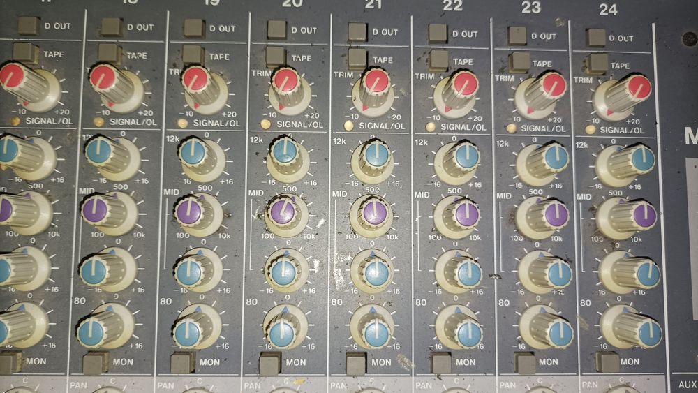 Mesa de mistura de som Tascam M1600