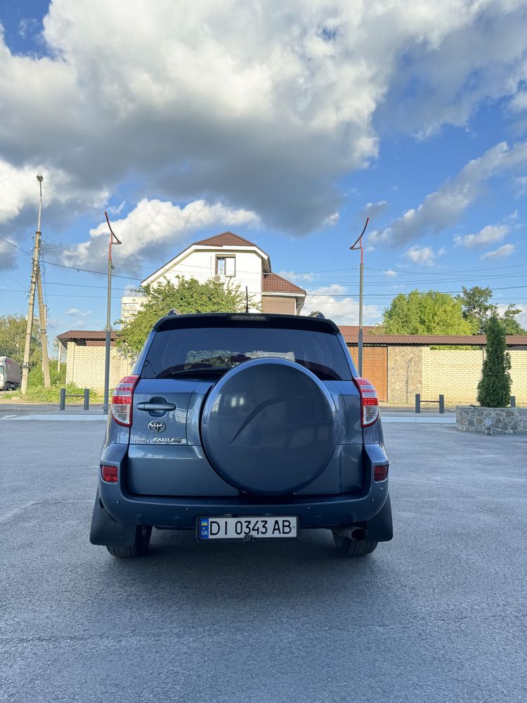 Продам свой авто Toyota Rav 4 полный привод, автомат!