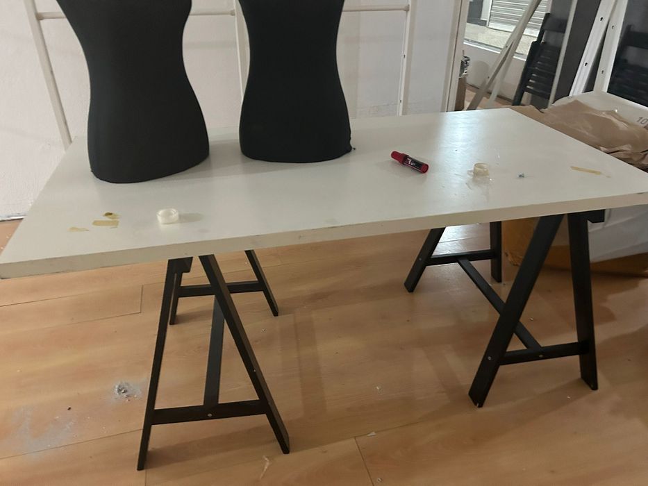 Estantes reguláveis em altura para loja de roupa