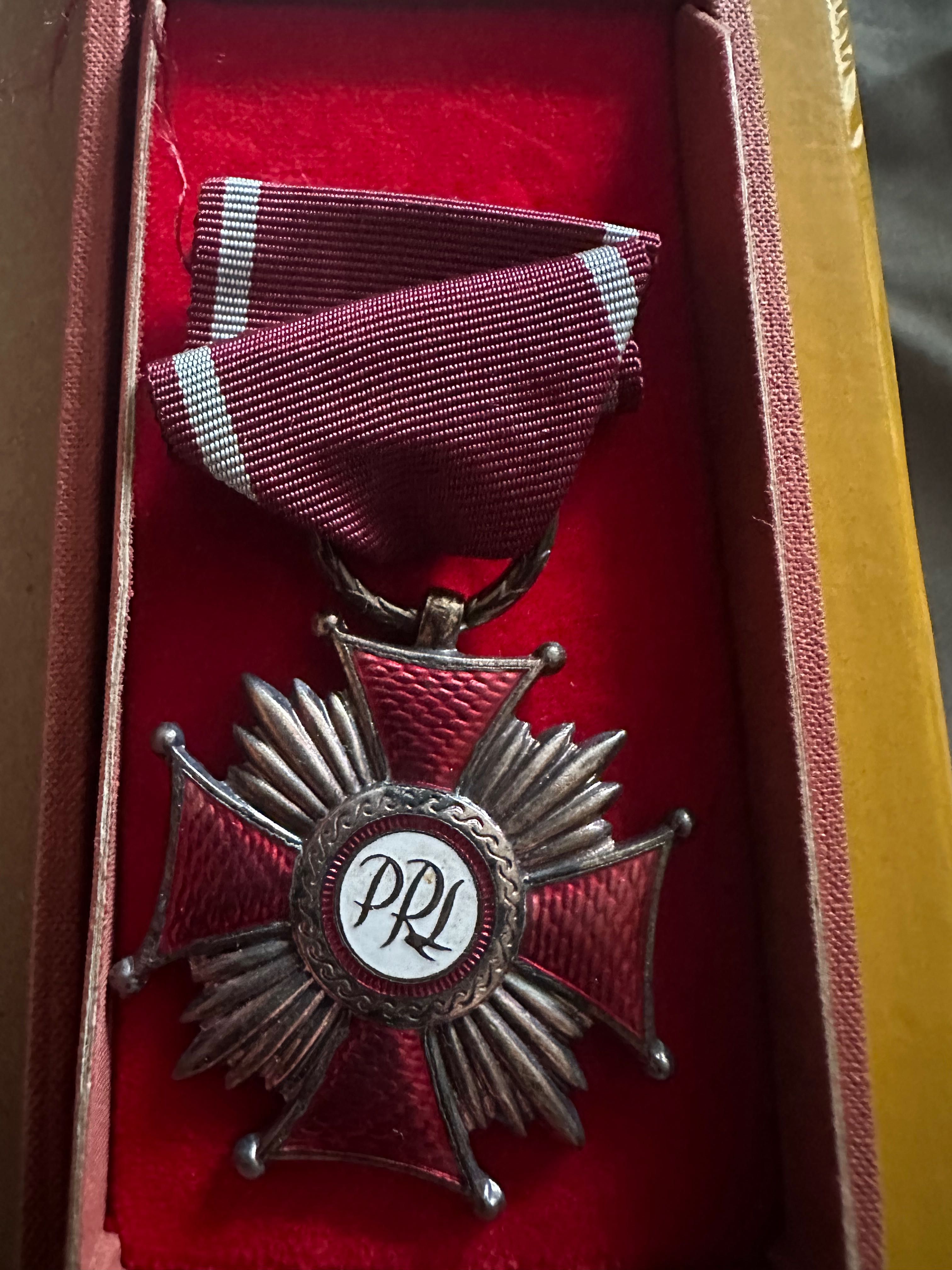 Stary medal PRL w pudełku