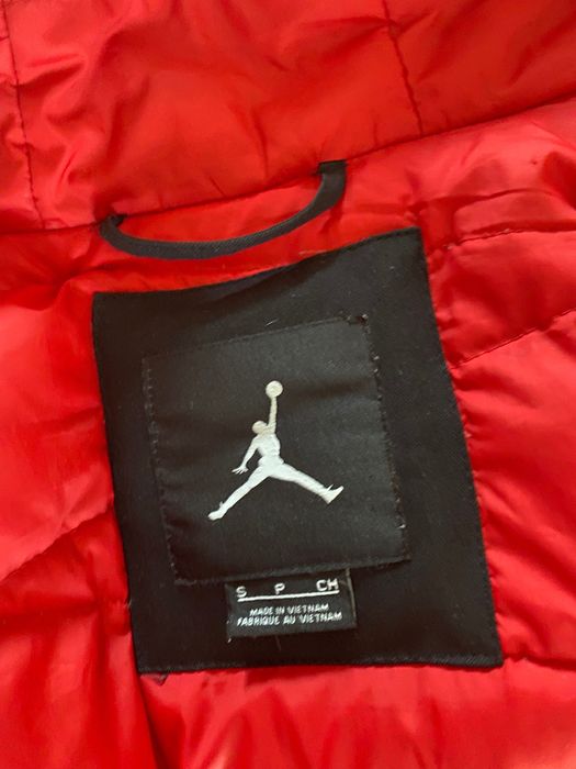 Продам пуховик Jordan в хорошем состоянии