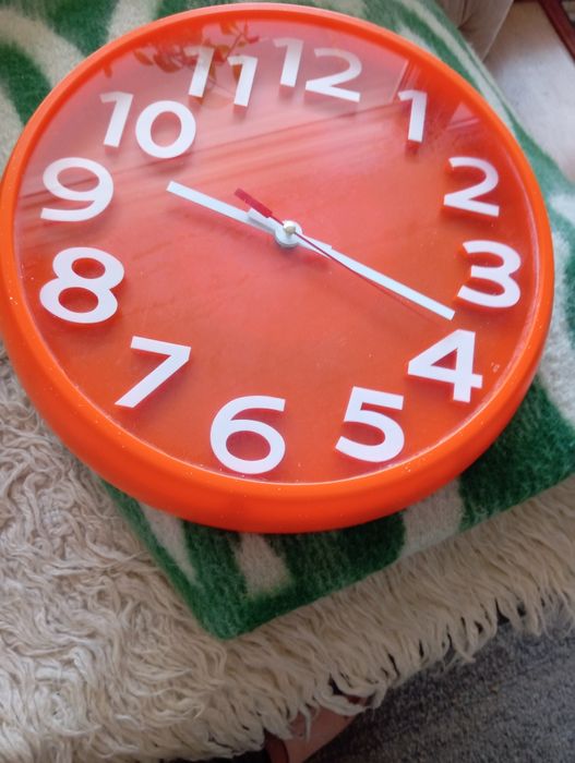 Zegar na ścianę w pokoju