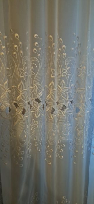 Firanka piękna duża z haftem na taśmie 240 x 450