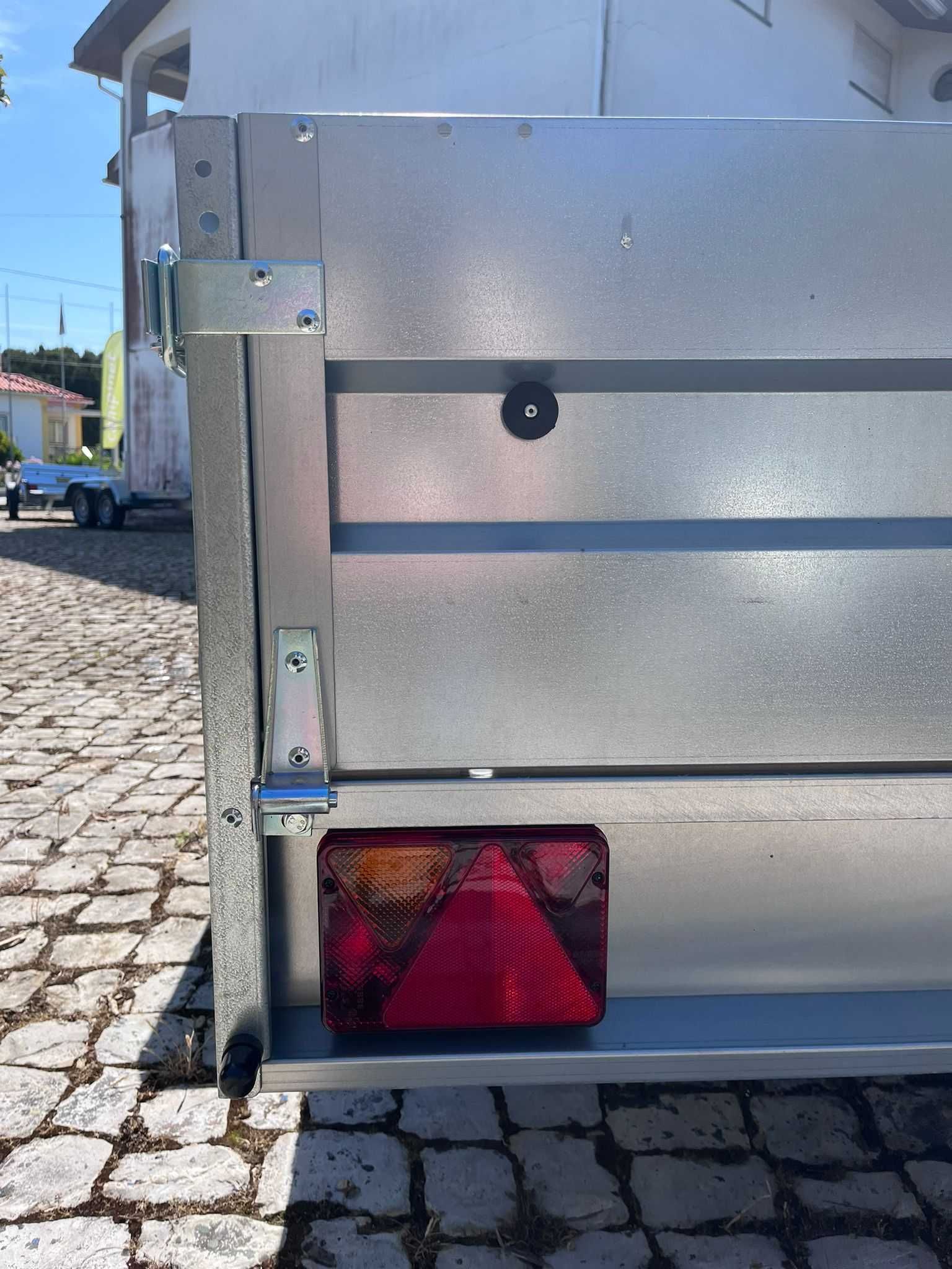 Atrelado Basculante de 1300KG com Travão de Inércia