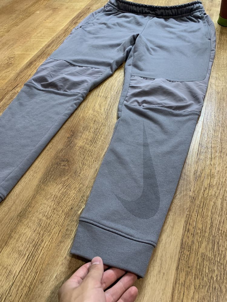 Мужские спортивные штаны Nike Dri-Fit с большим логотипом