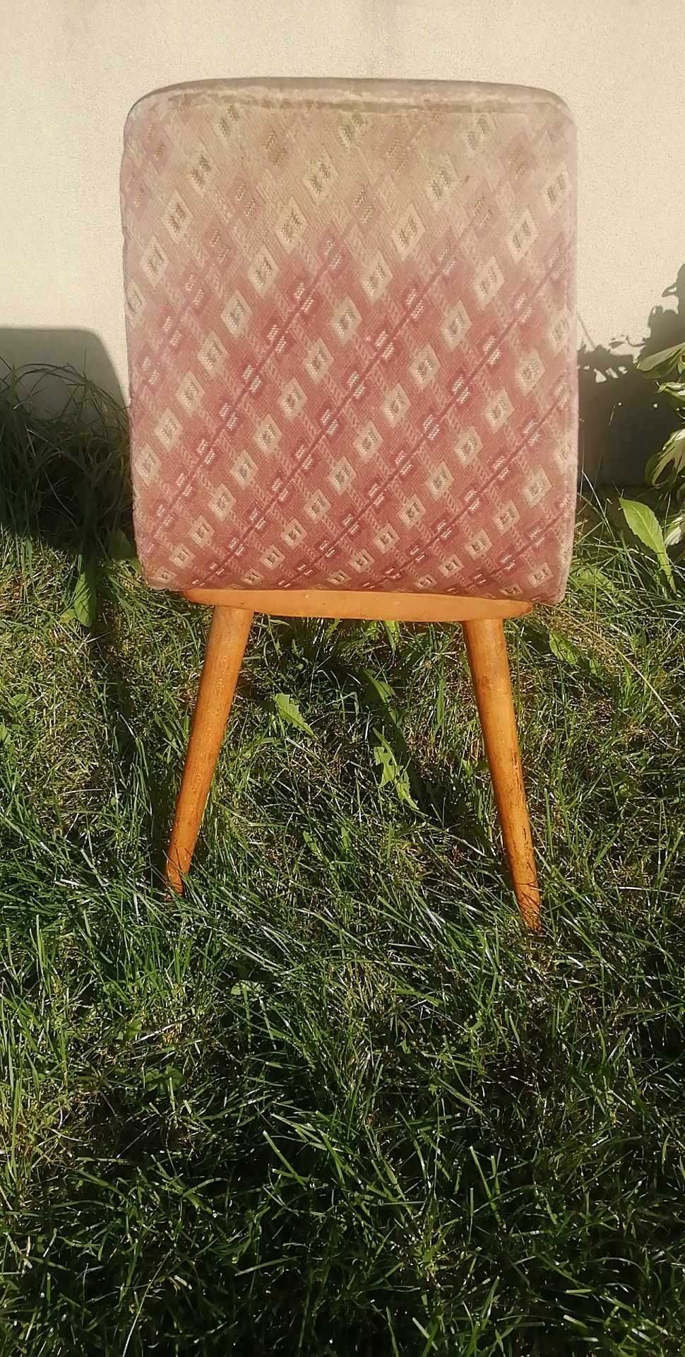 Piękne stare krzesło tapicerowane typ A-6150 patyczak PRL