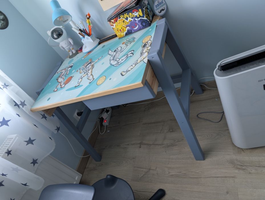 Drewniane biurko rosnące z dzieckiem, z regulacją blatu