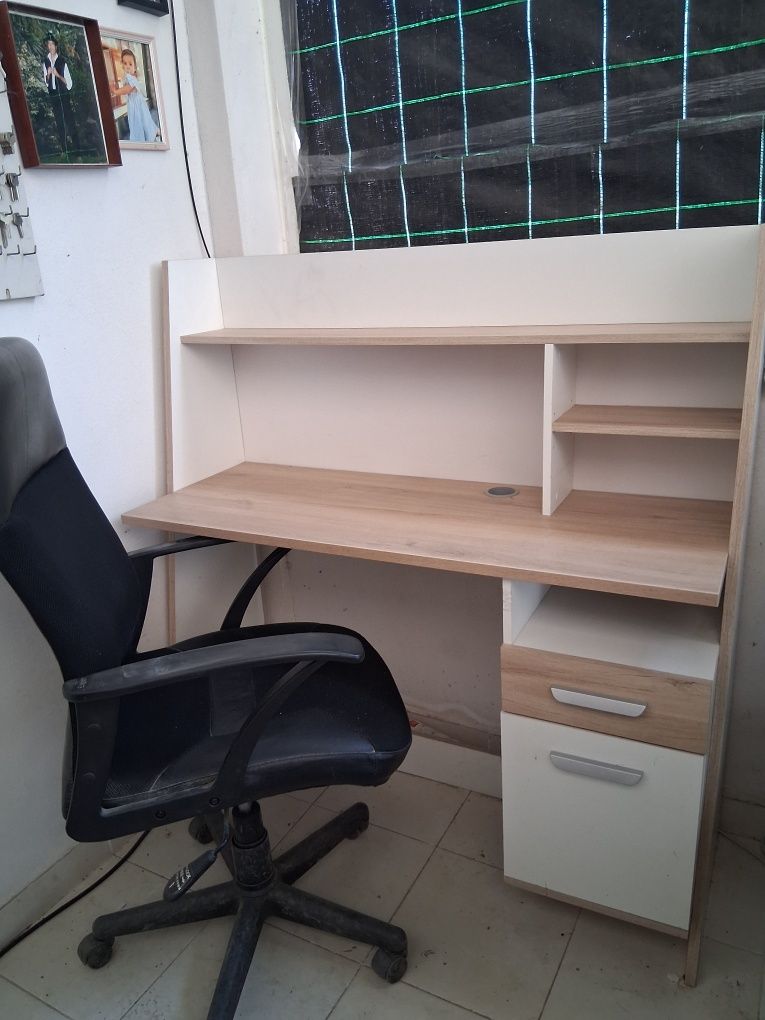 Vendo conjunto Secretária e Cadeira