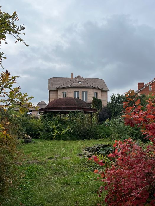 ПРОДАЖ. Заміський будинок,маєток .Слобода , біля води. Поряд Черкаси