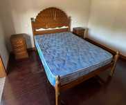 Cama de madeira + Mesinhas de cabeceira