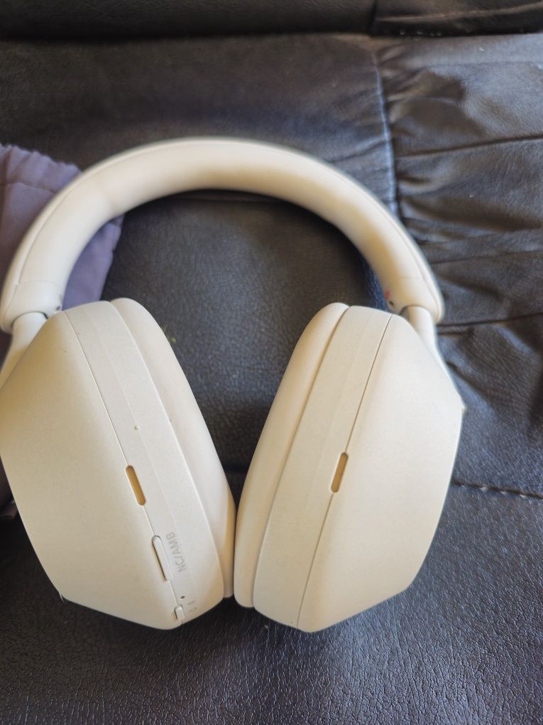 Auscultadores Sony WH-1000XM5 com avaria