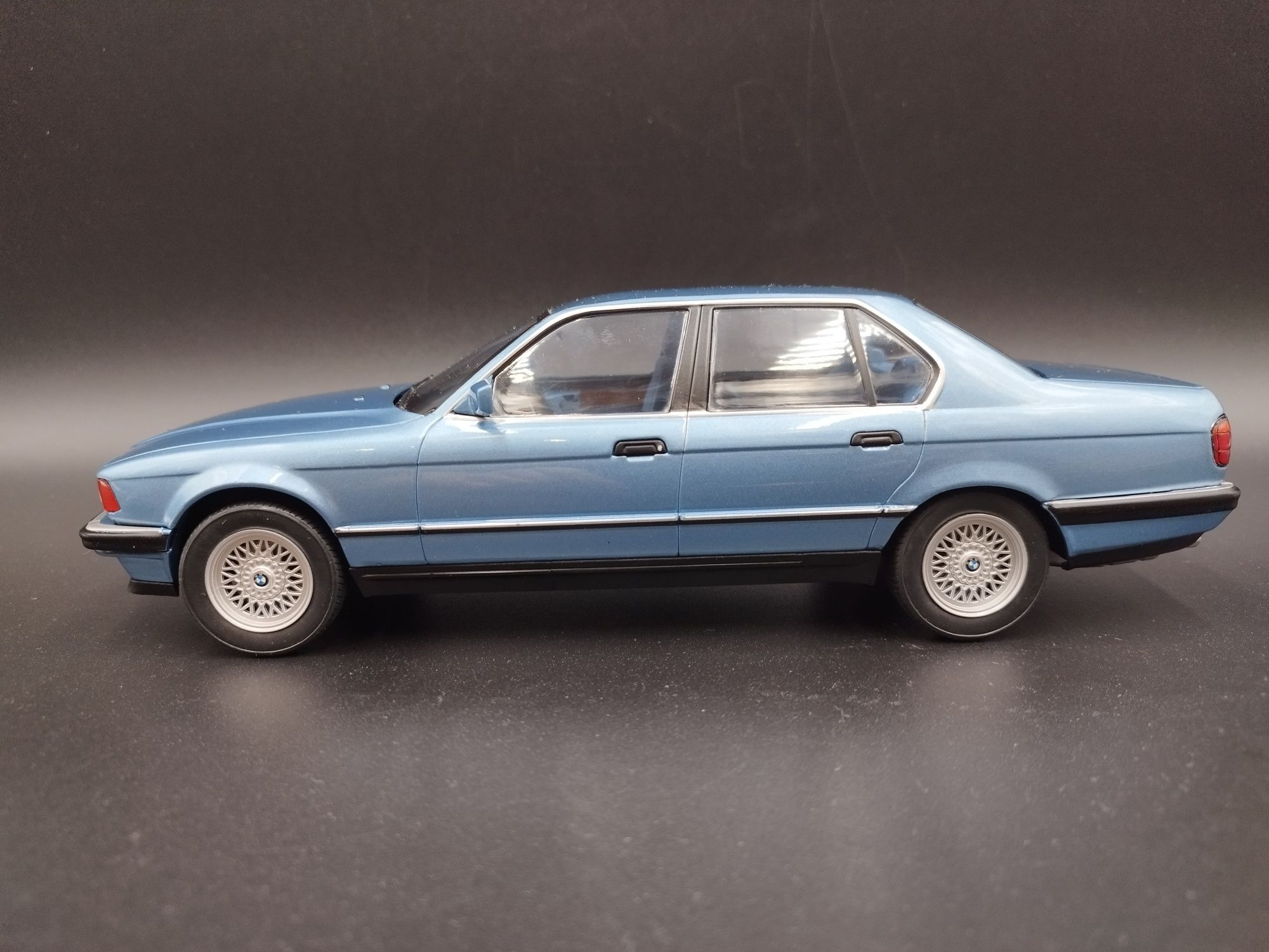 1:18 MCG BMW 730i E32 (1992) model nowy niebieski 
Kod producenta:	MCG