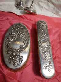 Duas escovas em prata com marcas e contraste javali