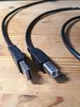 Kabel USB i zasilający do drukarki.