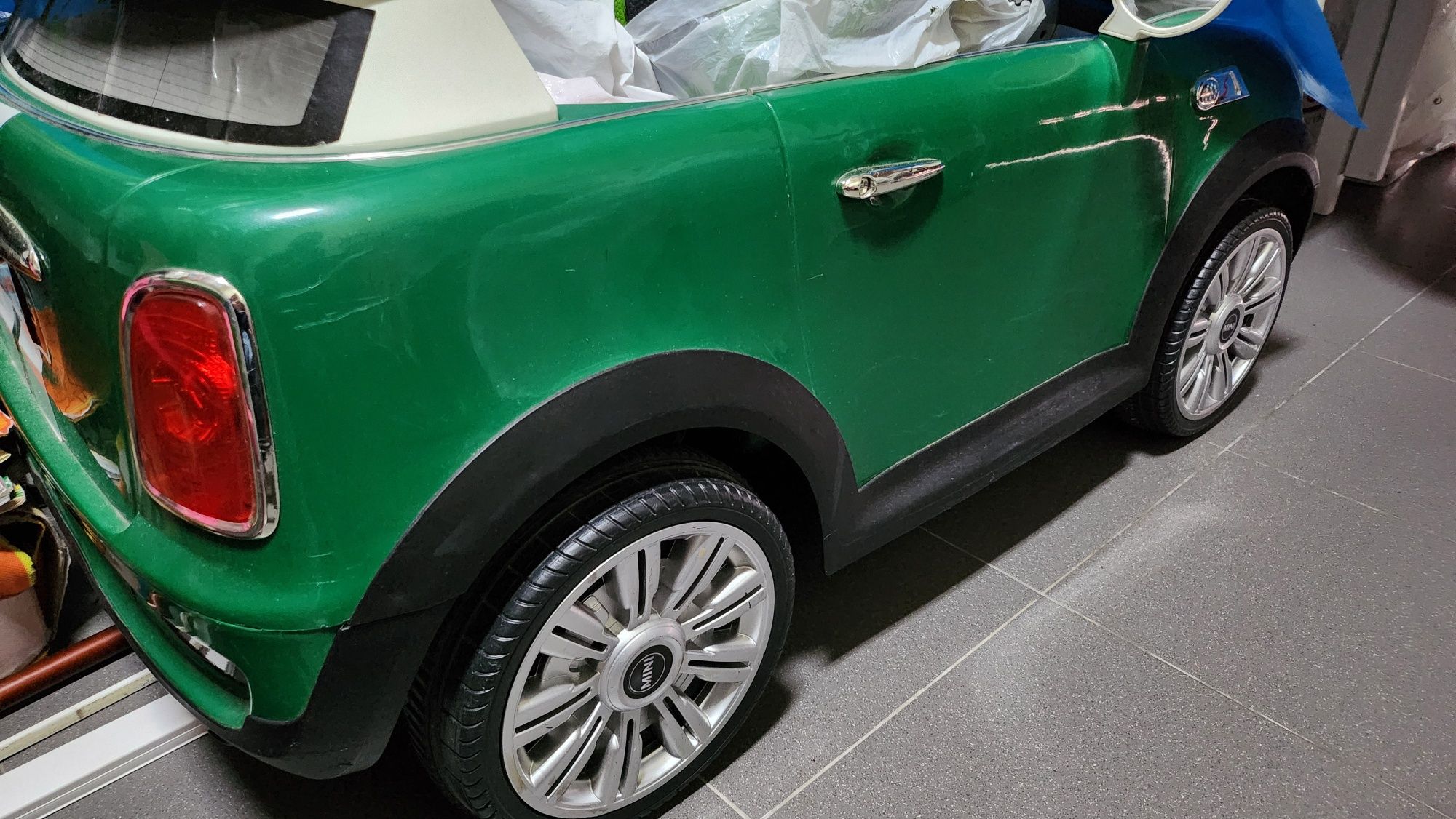 Carro Mini Cooper S eléctrico de criança