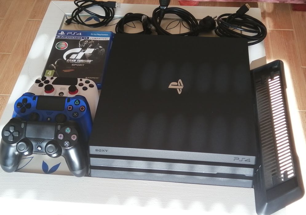 Ps4 Pro 1TB com 3 comandos