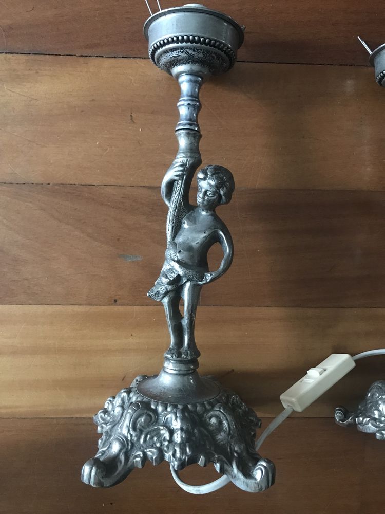 Candeeiro de parede e mesinha cabeceira