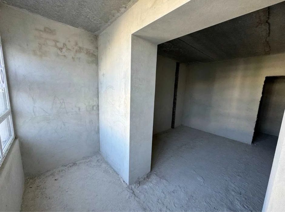 Готовий до ремонту 3-х кімннатний сирець біля міського озера