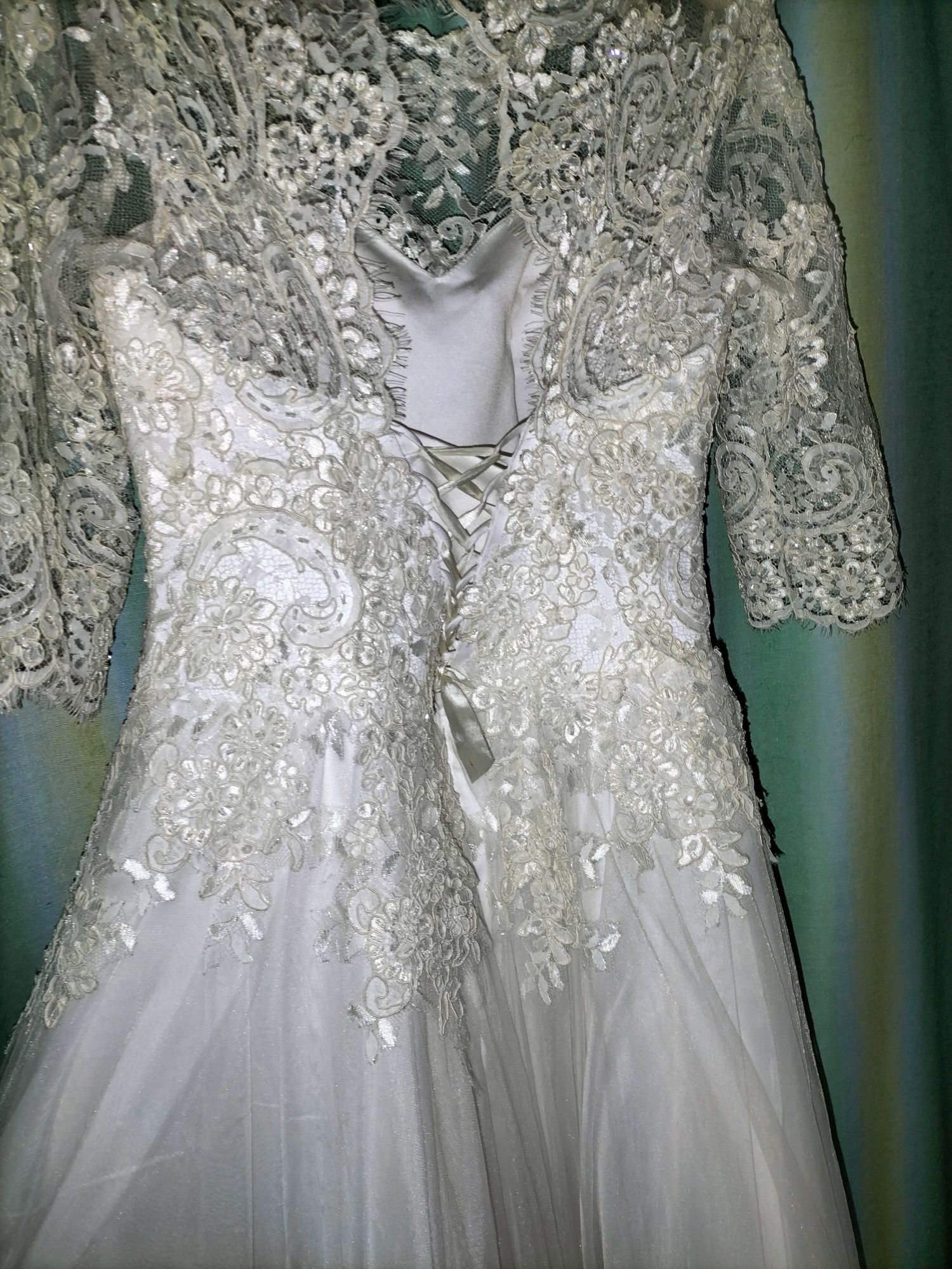 Весільна сукня та біла шубка