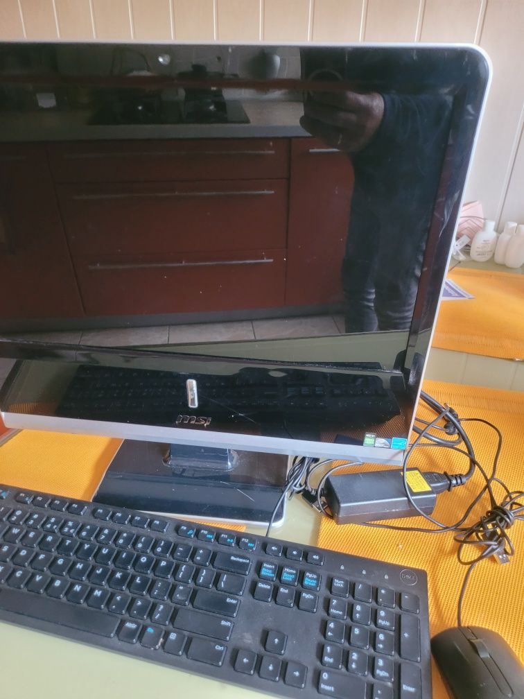 Komputer w monitorze MSI