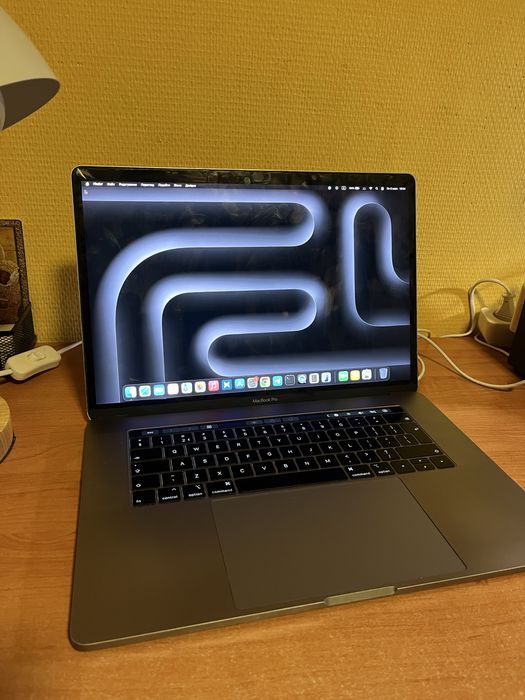 MacBook Pro 15” (2018) — i7 / 16GB RAM / SSD