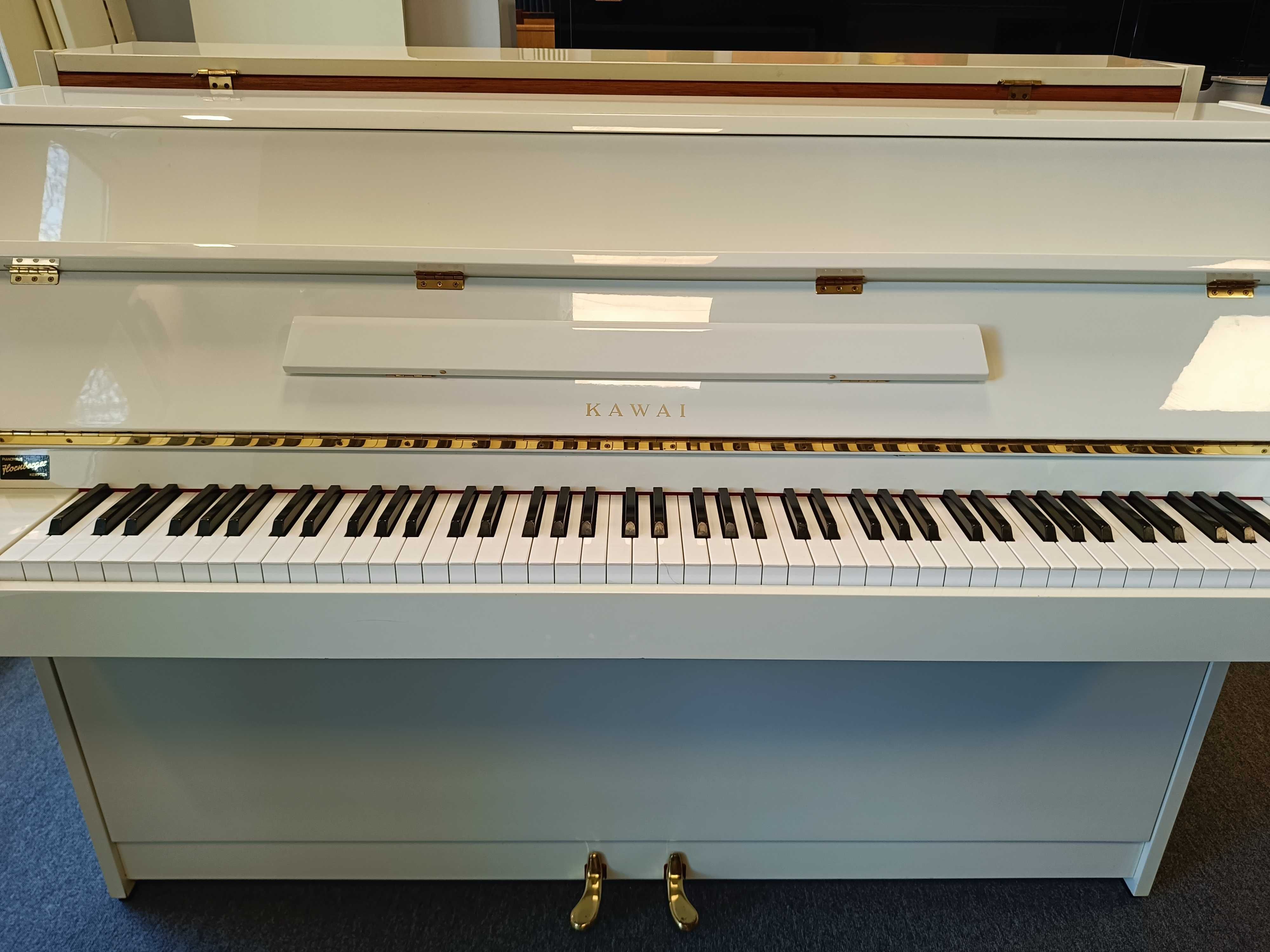 Białe pianino Kawai