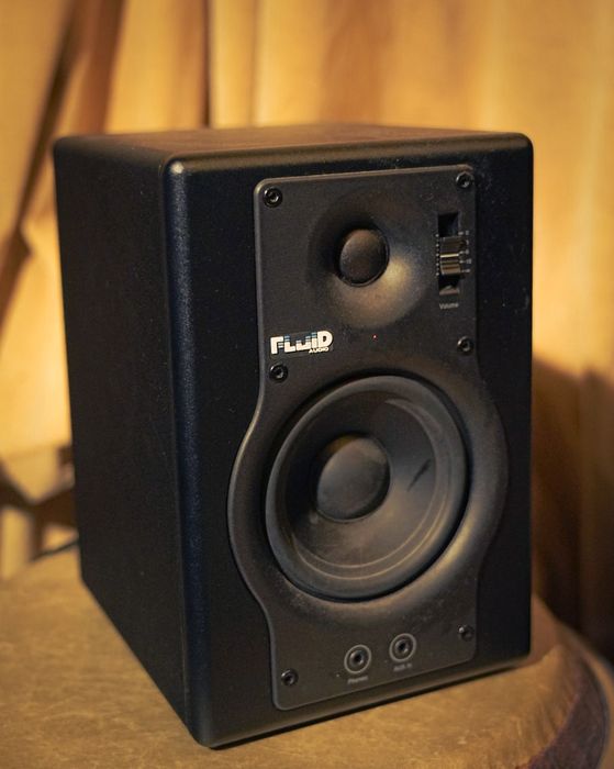 Monitores ESTÚDIO F4 2X30W Woofer 4" Fluid Audio