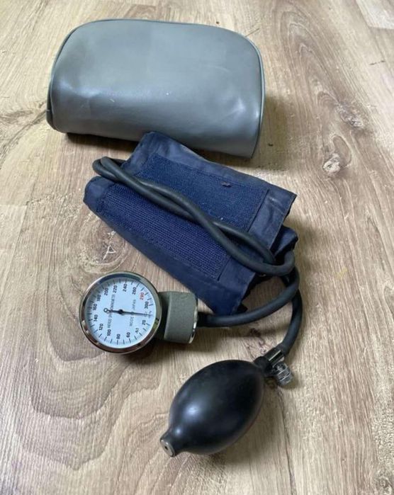 Stary zegarowy ciśnieniomierz