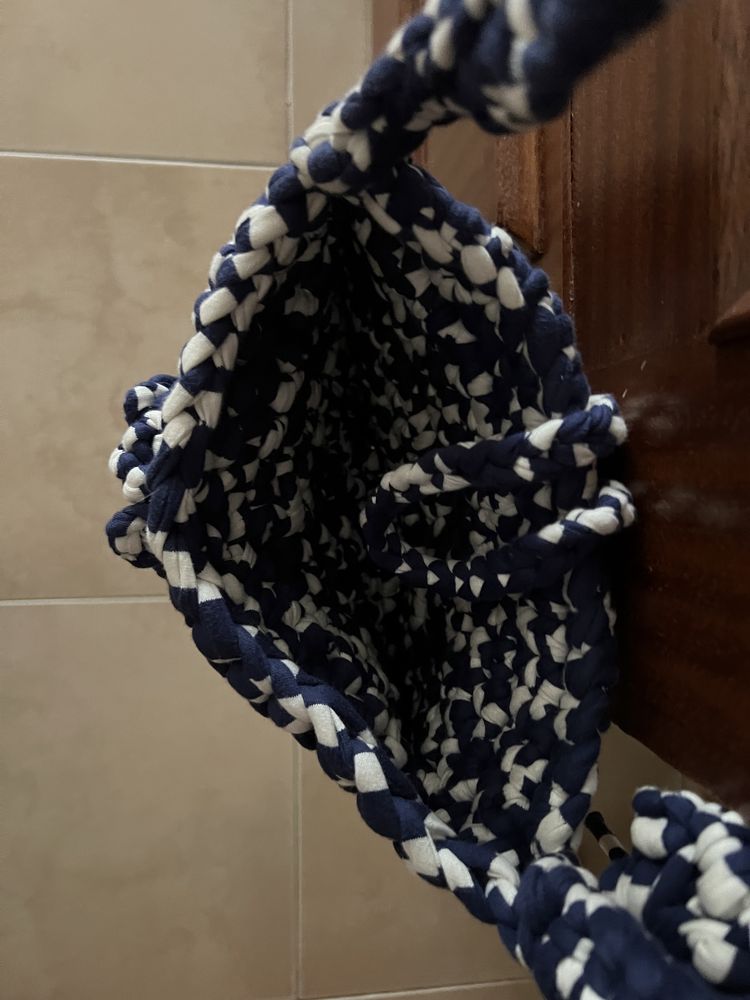 Mala em crochet azul e branca