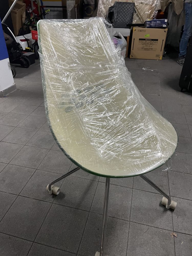 Cadeira de escritorio em acrilico