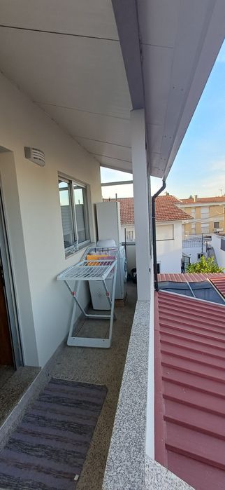 Quarto para alugar em andar renovado perto de comercio, serviços